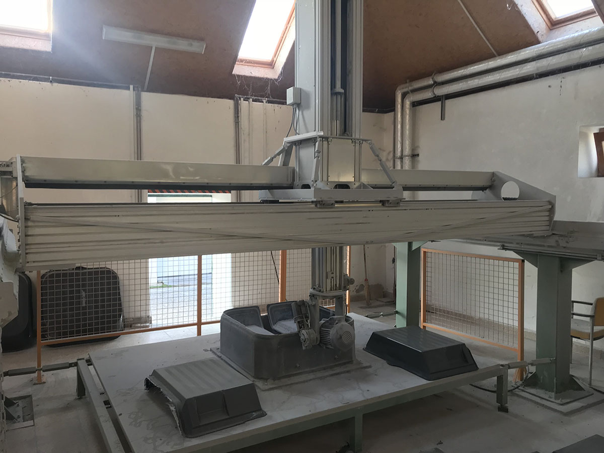 Készalkatrészek sorjázása