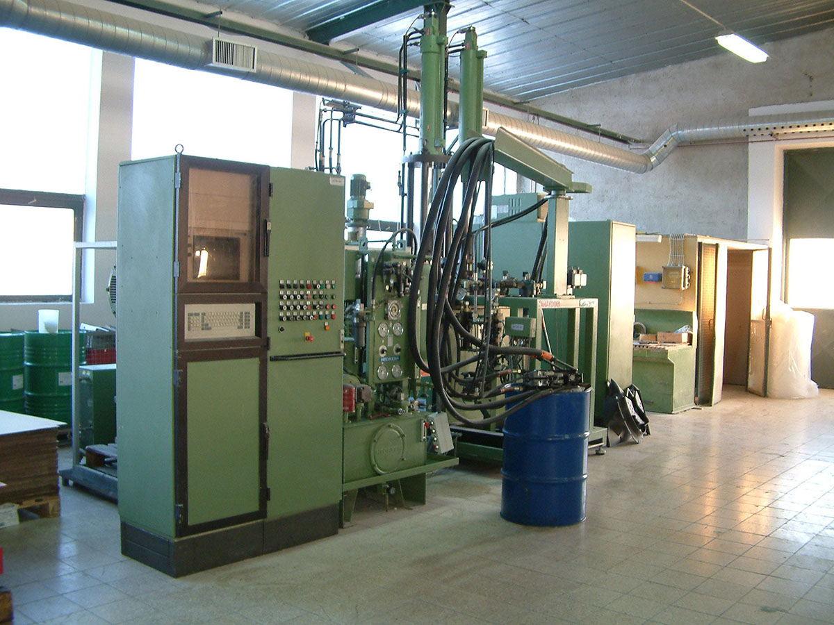 Axiáldugattyús fröccsöntőgép