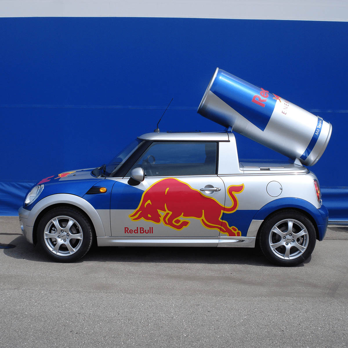 Burkolati elemek Redbull promociós autóhoz